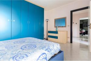 泰尔莫利A casa di Elga的一间卧室配有一张床和一个蓝色的橱柜