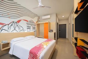 新德里姜东德里酒店的一间带大床和电视的卧室