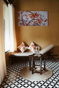 木州县Moc Chau Retreat的客厅配有沙发和桌子