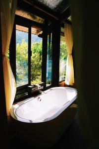 木州县Moc Chau Retreat的窗户前的白色浴缸