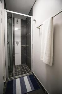 开普敦CampusKey Cape Town的带淋浴的浴室和玻璃门