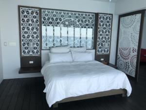 备濑Secret Pool villa Seji的一间卧室配有一张带白色床单的大床