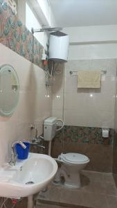 大吉岭Banabas Homestay的浴室配有白色卫生间和盥洗盆。