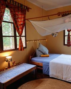 莫希Kiwavi Home的一间卧室设有两张床和两个窗户。