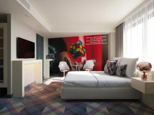 塞格德赛恩斯酒店的一间卧室配有一张床和一台电视
