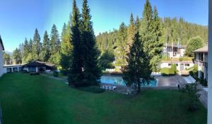莱克斯Rancho Laaxdeluxe的享有庭院的空中景致,设有游泳池