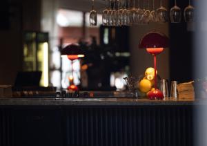诺尔泰利耶马尔霍门酒店的吧台上有两个灯的台面