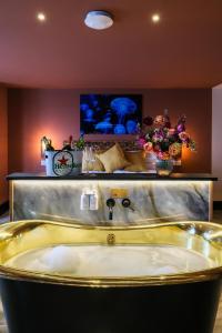 鲍内斯温德米尔Craig Walk Suite的客房内的浴室设有黄色浴缸