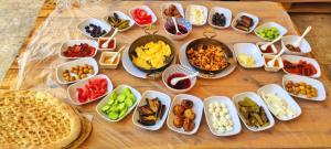 尚勒乌尔法Taşkıran Boutique Hotel的一张桌子上面有很多不同类型的食物