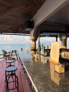 湄南海滩Adarin Beach Resort的海景酒吧