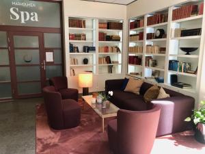 诺尔泰利耶马尔霍门酒店的客厅配有沙发、椅子和书架