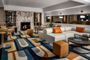 蒙特利尔蒙特利尔喜来登中心酒店的带沙发和壁炉的客厅