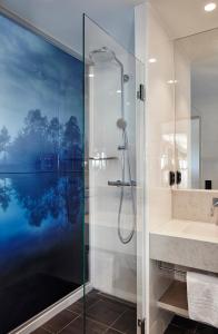诺尔泰利耶马尔霍门酒店的带淋浴和盥洗盆的浴室