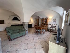 GiustinoTrilocale Giustino Vadaione的客厅配有沙发和桌子
