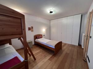 GiustinoTrilocale Giustino Vadaione的一间卧室配有两张床和一张双层床。