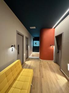 卡拉马塔K2 Suites Kalamata的走廊里,房间里配有沙发