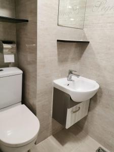 香港香港百乐宾馆 Best-B&B的浴室配有白色卫生间和盥洗盆。