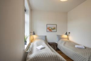 孔恩斯灵比Central Lyngby Apartments的配有镜子的客房内的两张床