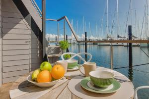 海利根港Hausboot - Svanehus的阳台上的桌子上放着一碗水果