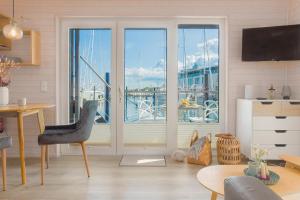 海利根港Hausboot - Svanehus的享有码头景致的客厅