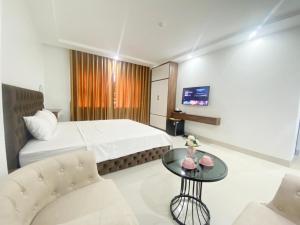 太原省Ruby Hotel - near Thai Nguyen University的酒店客房配有一张床铺和一张桌子。