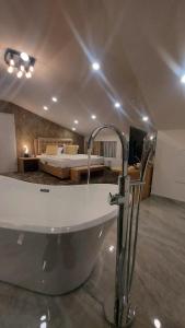 锡比乌斯蒂法尼酒店的带浴缸的浴室和卧室