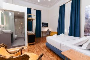 塞萨洛尼基Villa Clio, a Luxury Collection的一间酒店客房 - 带一张床和一间浴室
