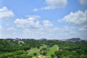 海得拉巴Fairfield by Marriott Hyderabad Gachibowli的享有树木和建筑公园的景色