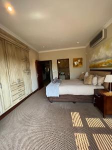贝拉贝拉Elements golf reserve的一间大卧室,配有一张大床和一张桌子
