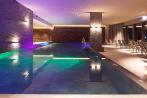 莱克斯Cosy, stylish new 2-bedroom flat with spa and gym的一座建筑物中央的游泳池