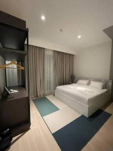 SengkuangMonde Residence K No 02 Batam Centre的卧室配有白色的床和窗户。