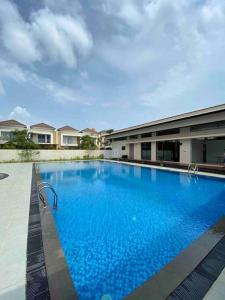 SengkuangMonde Residence K No 02 Batam Centre的大楼前的大型蓝色游泳池