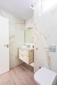 蒂亚斯VILLA PAPAYA的白色的浴室设有水槽和卫生间。