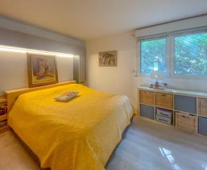 马赛LE BUNKER Prado Plage Velodrome的一间卧室设有一张黄色的大床和一扇窗户。