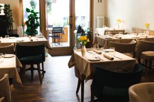 里加Dome Hotel的用餐室配有桌椅和鲜花