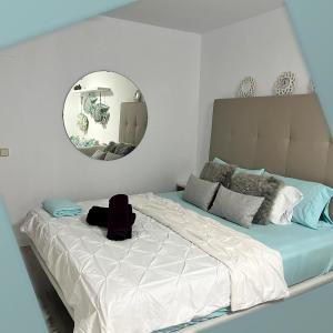 索托格兰德Apto Sotogrande的一间卧室配有一张带镜子的大床