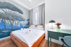 多瑙河畔克雷姆斯Smile Apartments "Lesehof"的一间卧室配有一张壁画床