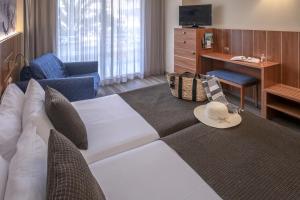 罗列特海岸GHT水族馆及Spa酒店的一间客厅,客厅配有沙发和电视,位于酒店的房间