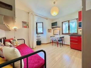 夏蒙尼-勃朗峰Les Sommets Studio的客厅配有红色的沙发和桌子