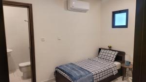 拉斯阿尔卡麦Villa Elena Hayat Island Marbella的一间小卧室,配有一张床和一个卫生间