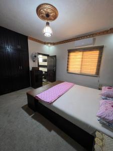 瓦迪穆萨Petra luxurious view house的一间卧室配有一张带粉红色床单的大床