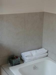 索韦托Serenity Guest House的浴室配有白色浴缸和2条毛巾