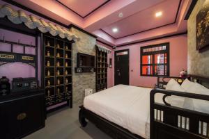 曼谷DE Phanakron Boutique Hotel的一间卧室设有一张床和一个酒窖