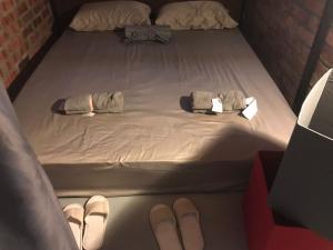吉隆坡OA ThE FACTORY AT BUKIT BINTANG的床上有两件衣服和鞋子