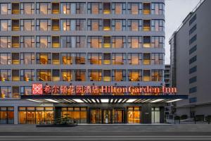 花都广州机场空港希尔顿花园酒店 的一座建筑,上面标有读取希尔顿花园旅馆