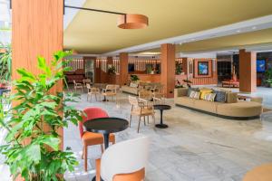 下布雷尼亚圣豪尔赫庄园酒店的大堂配有沙发和桌椅