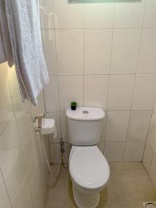 达累斯萨拉姆GOLDEN TASTE REST HOUSE的白色的浴室设有卫生间和毛巾。