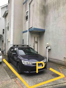 KoshigoeMarine House - Vacation STAY 77620v的停在大楼前的一辆黑色汽车