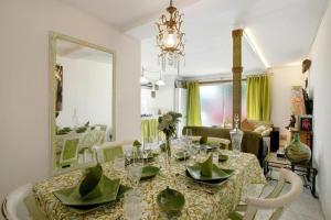 塔科龙特Casa con jardin的一间带桌子的用餐室和一间客厅