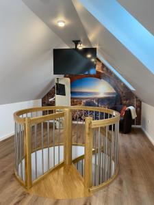 Rehburg-LoccumRehburger Landhaus的客厅设有楼梯、桌子和电视